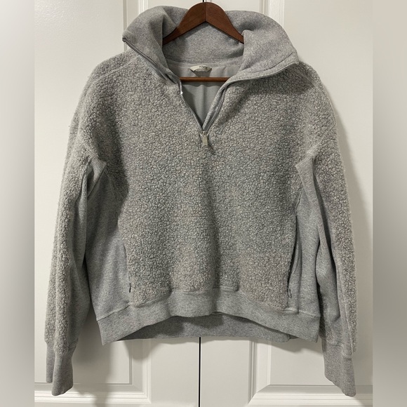 LULULEMON- Stand Out Sherpa 1/2 Zip
Heathered Core Light Grey / Silver - Picture 1 of 3